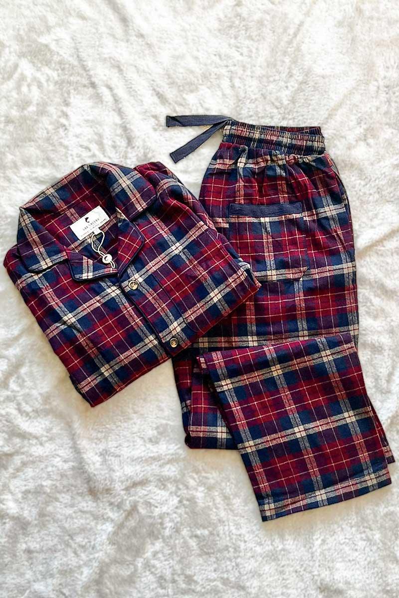 Mörkröd/blå rutig pyjamas från Lee Valley ihopvikt