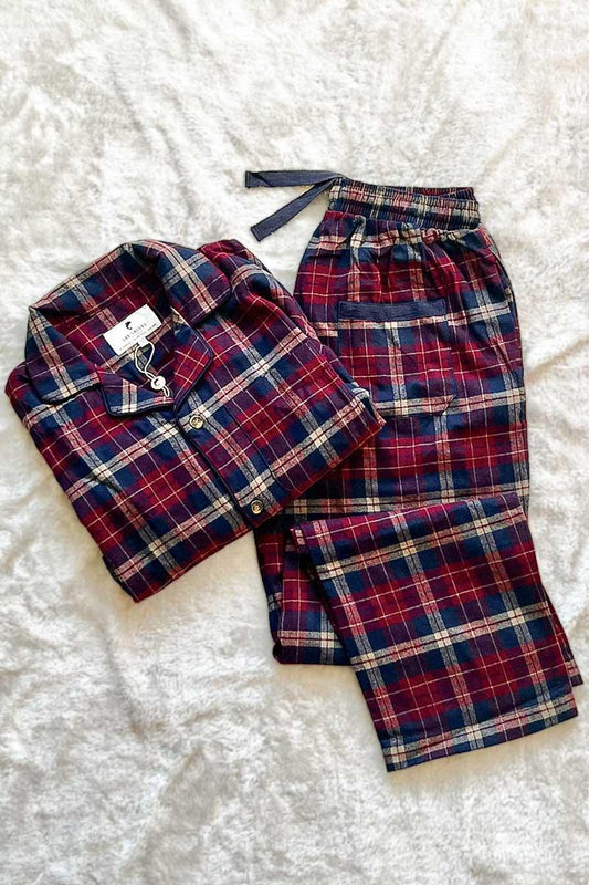 Mörkröd/blå rutig pyjamas från Lee Valley ihopvikt